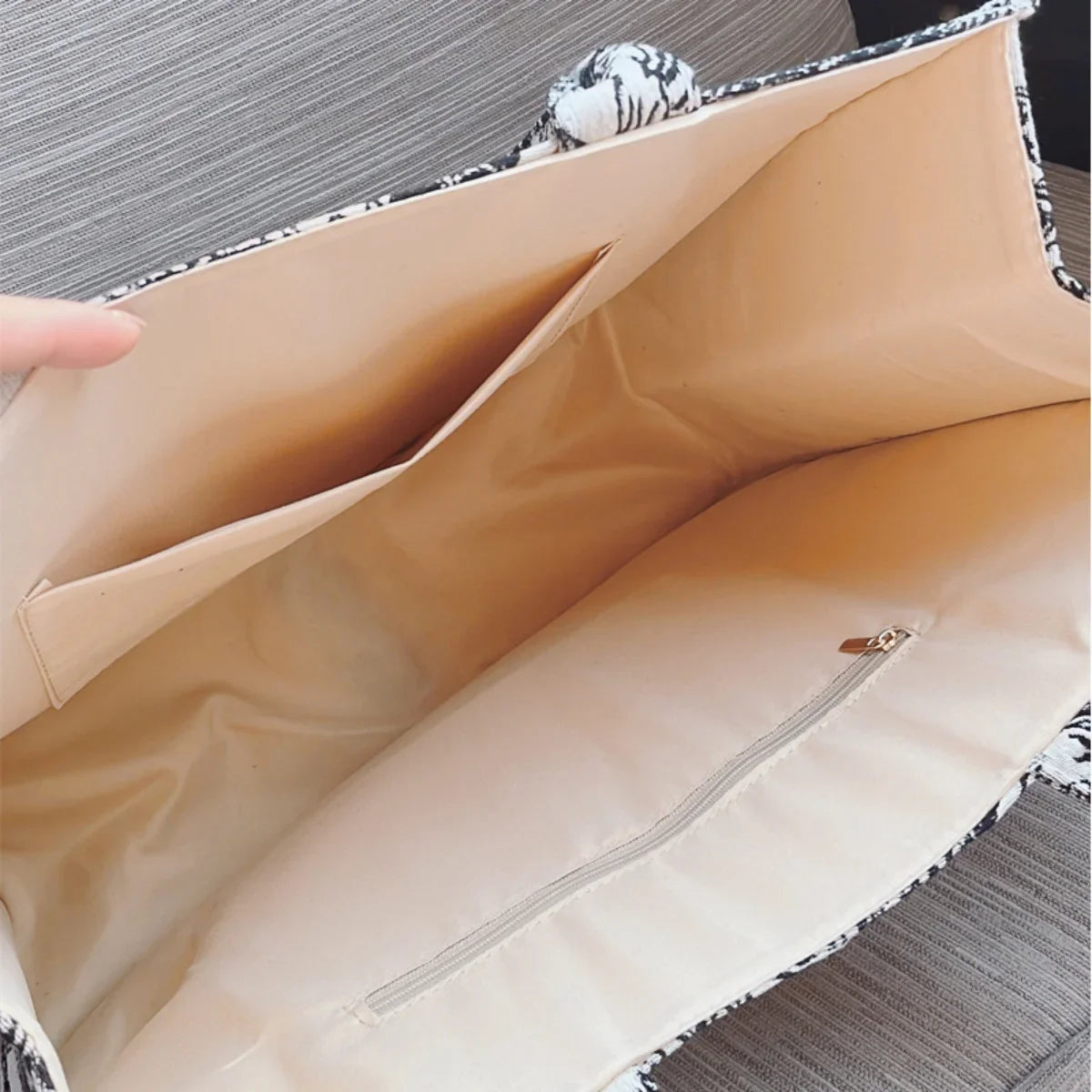 Tiger pattern embroidered handbag suitable for both men and women, Chinese lightweight large capacity armpit square bag
